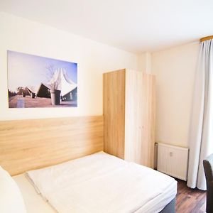 Großes Zimmer mit Kingsize-Bett